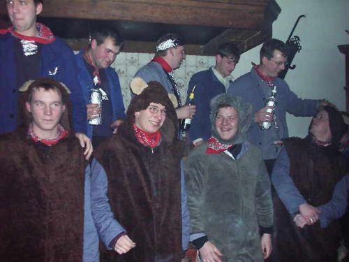 Baeren-kniend.jpg (31353 Byte)