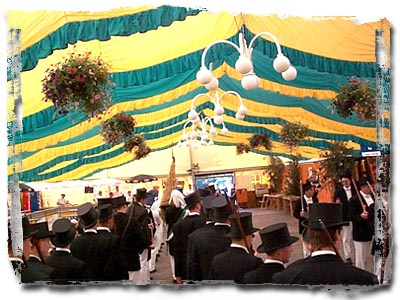 einmarsch.jpg (52558 Byte)